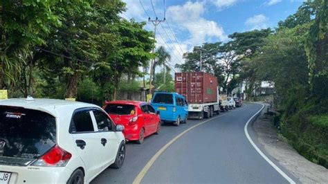 BREAKING NEWS Kemacetan Panjang Terjadi Di Jalan Raya Manado Tomohon