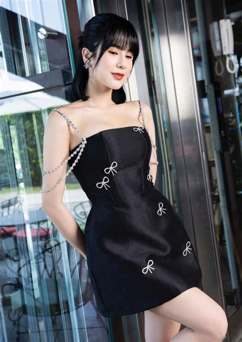 Diệp Lâm Anh khoe dáng với bikini trước tin đồn có bạn trai mới