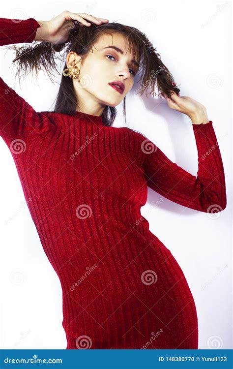 Junges Brunette Damenmodem Dchen Im Roten Kleid Mit Der Feder Elegantes Leutekonzept