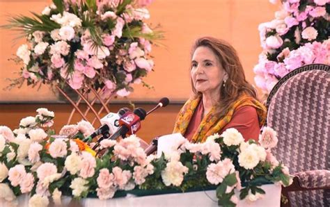 First Lady Begum Samina Alvi Addressing A Breast Cancer Awareness Event