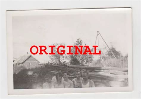 FOTO WK JÜNGLING halb nackt nude Gay Sport Sporthemd Holz Balken Russland EUR PicClick DE