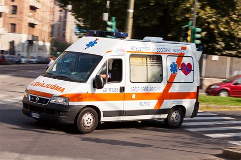 Violento Scontro Tra Due Auto A Milano Uno Dei Conducenti In Ospedale