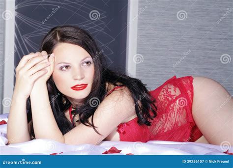 Jolie Femme Posant Dans La Lingerie Image stock Image of érotique coiffure 39256107