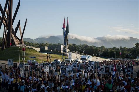 Prestes A Ressurgir Povo Da Cidade De Santiago De Cuba Rende Homenagem