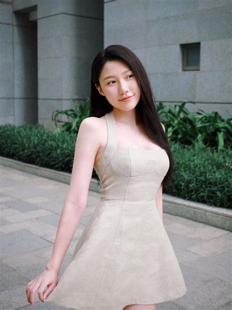 Hot girl nổi tiếng gợi cảm quyến rũ trong lần đầu diện đồ xuyên thấu