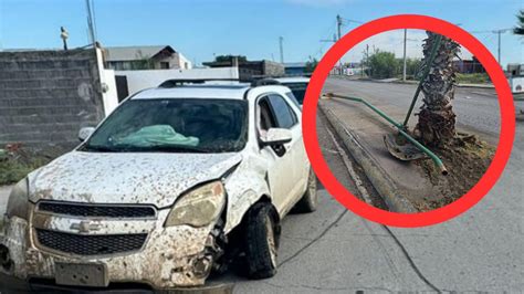 Conductor tumba poste de alumbrado público destroza su camioneta y la