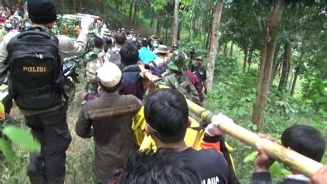 Foto Menggotong Jenazah Thoriq Dari Bukit Piramid Kumparan