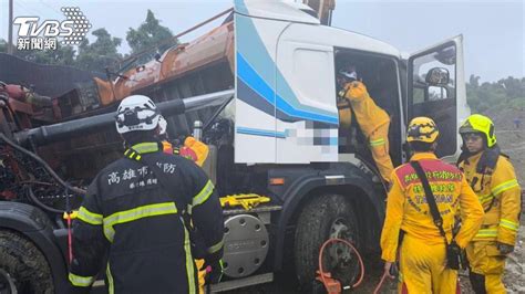 快訊／土石鬆滑高雄砂石車翻覆 後車斗「重壓車頭」駕駛受困命危 Tvbs Line Today