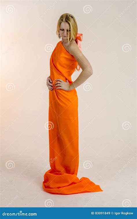 Jeune Belle Femme Blonde Dans Un Tissu Orange Lumineux Dans Une Robe Image Stock Image Du Robe