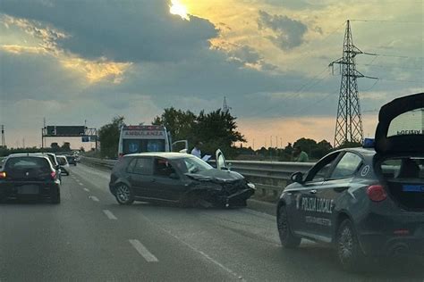 Molfetta Incidente Sulla SS16 Bis Auto Contro Il Guard Rail