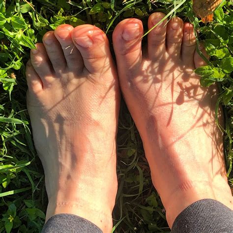 Naked Toes Scrolller