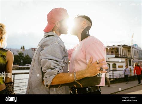 Homme gay qui sembrasse Banque de photographies et dimages à haute résolution Alamy