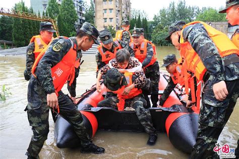 湖北多地遇洪灾险情 武警官兵紧急驰援一线 组图 图片中国中国网