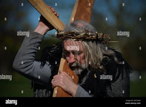 Jesus walking cross hi-res stock photography and images - Alamy