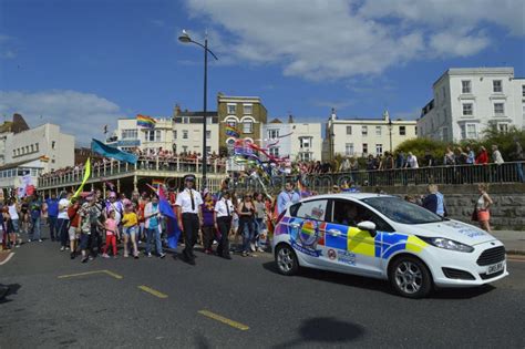 La Polizia Aderisce La Parata Di Gay Pride Colourful Di Margate Fotografia Editoriale Immagine