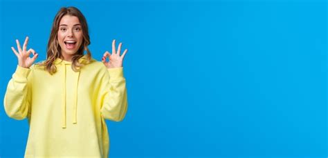 Une amie blonde joyeuse vous encourage à louer une petite amie qui fait du bon travail en