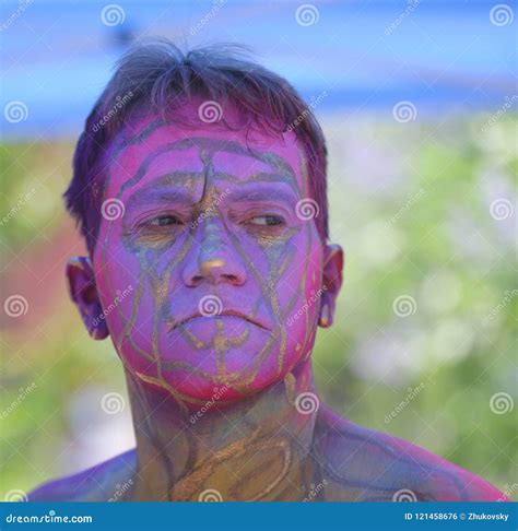 Os Artistas Pintam Inteiramente Modelos De Nude De Todas As Formas E Tamanhos Durante O O Dia