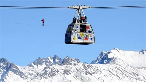 Koorddanser Balanceert Tussen Twee Skicabines De Morgen