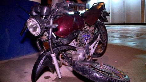 Homem Colide Em Carro Ao Conduzir Motocicleta Farol Apagado