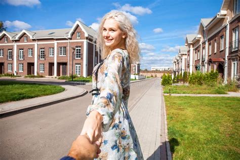 Suivez Moi La Jeune Fille Blonde Heureuse En Robe De Fleurs Blanches Image Stock Image Du