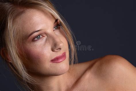 Het Naakte Blonde Leggen Op Wit Stock Foto Image Of Leuk Schoon