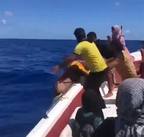 شاهد بعد مفارقته الحياة عطشًا أب سوري يلقي ابنه بالبحر الأبيض المتوسط