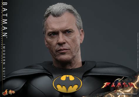 Galer A Imagen De La Figura De Hot Toys De Batman A Escala