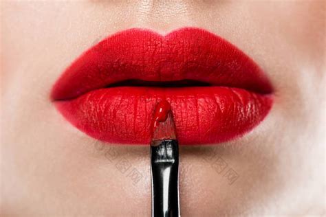 贴上红色口红的优雅女人的特写视图图片 包图网企业站