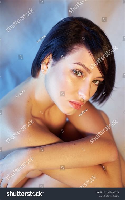171 Portrait of beautiful young woman with brown short hair and clean skin with nude makeup 图片