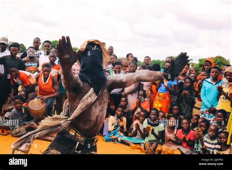 The Traditional Malawian Dancer Performs For Crowd Stock Photo Alamy