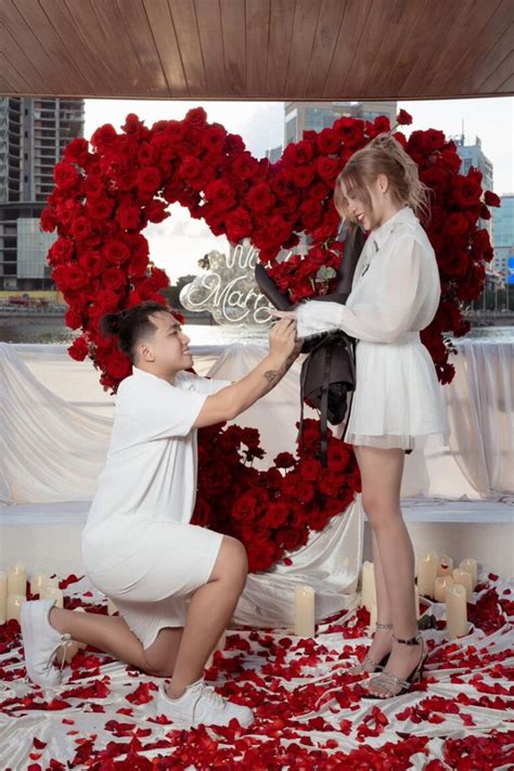 Hot girl trứng rán từng gây sốc vì lộ mặt mộc giờ được bạn trai CEO quỳ gối cầu hôn trên du thuyền