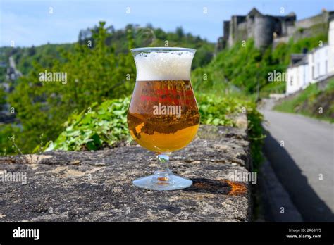 Verre De Bi Re Blonde Forte D Abbaye Belge Sur Le Vieux Mur Du Ch Teau En T Ensoleill Avec