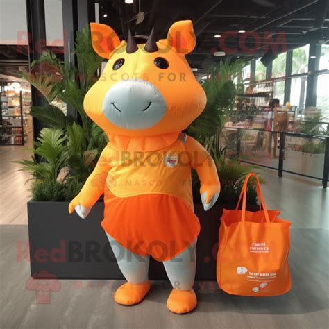 Personaje De Traje De Mascota De Rinoceronte Naranja Vestido Con Un Bikini Y Bolsos De Mano