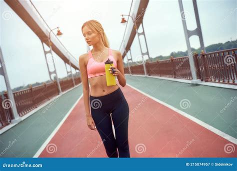 Petite Pause Portrait De Jeune Et Active Femme Blonde Avec Un Corps Parfait En Tenue De Sport