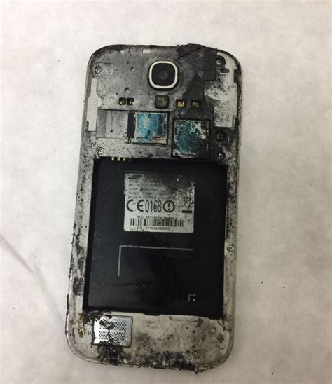 Мобильный телефон взорвался и загорелся в кармане 20-летнего жителя ...