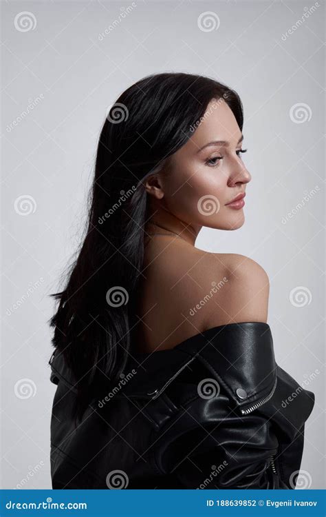 Sexy Brunette Vrouw Met Lang Haar Perfecte Dunne Vormgeving Natuurlijke Make Up Op Een