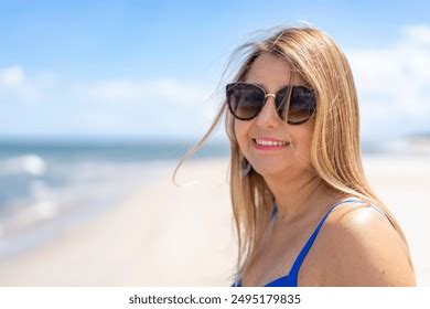 Im Genes Fotos De Stock Objetos En D Y Vectores Sobre Mujeres Hermosas En Bikini