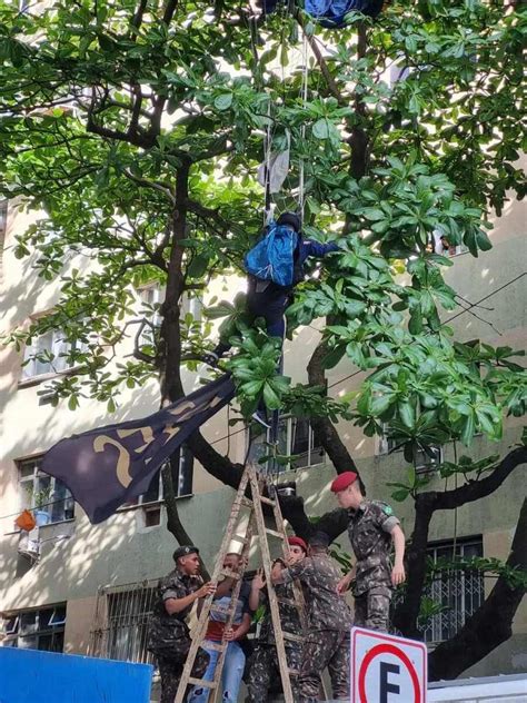 Militares ficam feridos após caírem de paraquedas em ruas do RJ