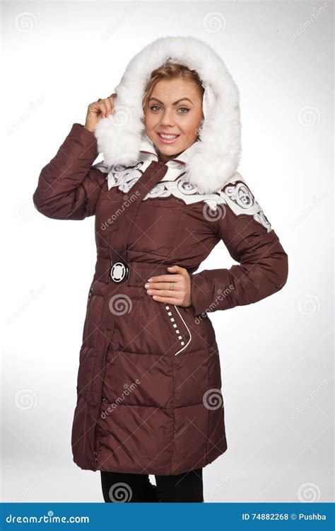 Jeune Belle Femme Blonde Dans Un Long Manteau Avec Le Capot De Fourrure Photo Stock Image Du