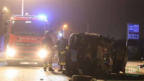 Asolo Esce Di Strada E Si Cappotta Su Un Lato