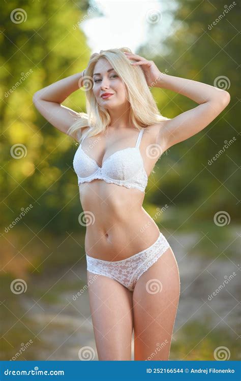 Charmante Blonde Mince Avec Cheveux Courts En Lingerie Blanche Pose