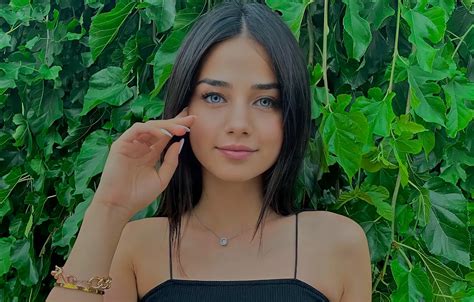 Обои girl model pretty face brunette pose portrait на телефон и