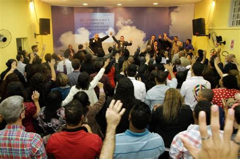 Daniel Cardoso dos Santos Primeiro culto de igreja gay é animado e dura 2h30