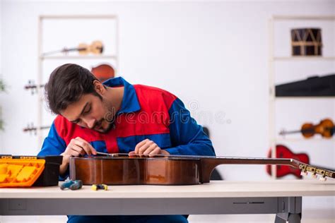 Hombre Joven Reparador Reparando Instrumentos Musicales En El Lugar De