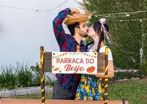 Casal se beijando na festa junina brasileira tradução cabine de beijo