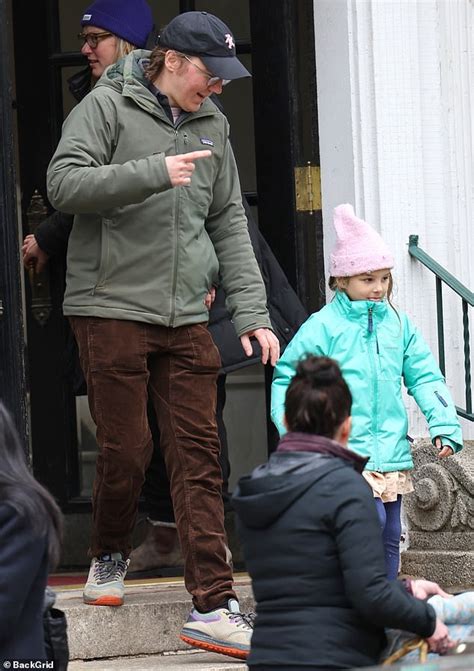 Michelle Williams Bundles Up To Shoot New Series Dying For Sex In Nyc With Sissy Spacek Jenny