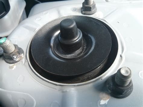 Заглушка стойки амортизатора — Hyundai Sonata V (NF), 2,4 л, 2007 года ...