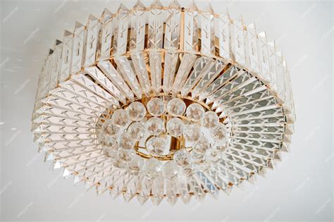Lustre Redondo De Vidro - Lustre redondo de vidro no teto branco. iluminação doméstica. o ...