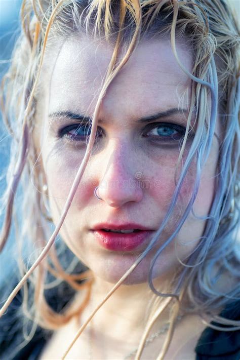 Femme Assez Blonde Avec Le Maquillage Fort Photo stock Image du attrayant foncé 67038934