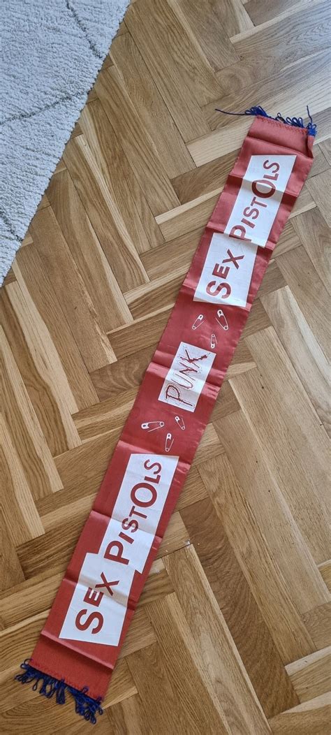 Se produkter som liknar Sex pistols banderoll talet på Tradera